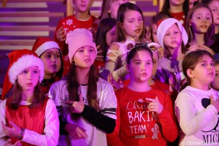 Miklavžev koncert na Osnovni šoli Toma Brejca napolnil telovadnico do zadnjega kotička (69)